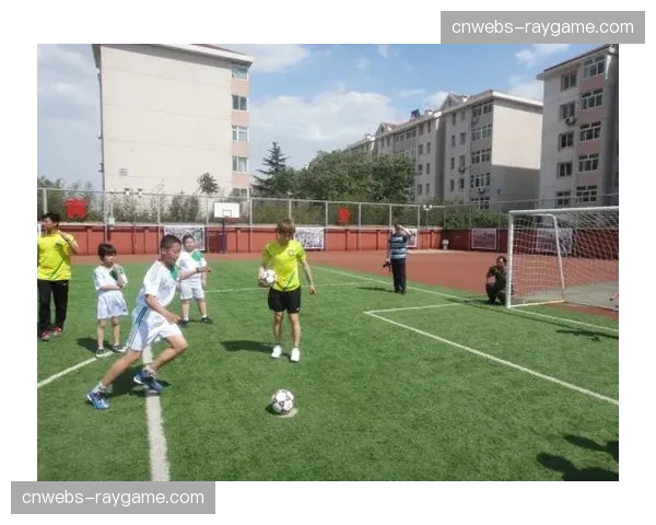 “足球进校园”活动走进北京多所小学，国安球员参与指导